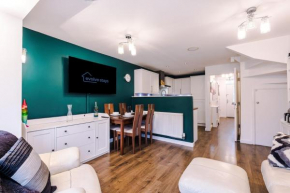 3Bed Semi Detached Home, 2 Living Rooms, Free Parking, Fully Equipped, Available For Long Stays